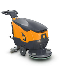 Die TASKI ULTIMAXX 900 SD50 P von Diversey Deutschland ist eine orange-graue, antriebslose Scheuersaugmaschine mit Steuergriff, zwei großen Rädern, einem 20L Tank und einer vorderen 50cm Einzelscheibe auf weißem Hintergrund.