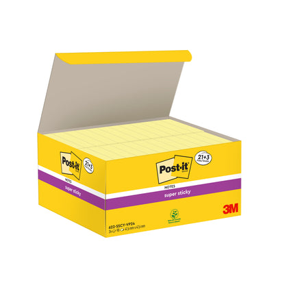 Egy nyitott sárga doboz 3M Post-it® Super Sticky Notes-szal (sárga, 47,6x47,6mm, 90 lap/blokk), reklámcsomagolás 21 blokk plusz 3 ingyenes blokkal, mutatja a logót és a lila-fehér termékadatokat. 100% PEFC-tanúsítvánnyal rendelkező papírból készült.