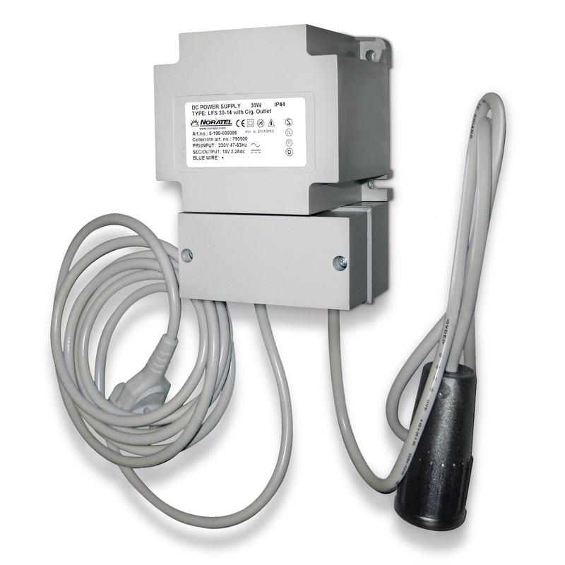 Az Orkla Wound Care AB Trafo 14,0 V DC melegszekrényhez (REF 790400) egy falra szerelhető tápegység fix kábelekkel, fekete, hengeres csatlakozóval és egy adattáblával a téglalap alakú szürke házon. Egy csomagban (kartondobozban) szállítva.