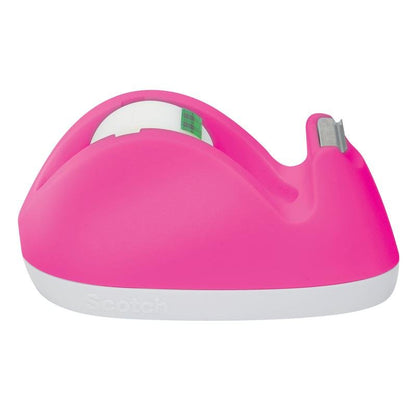 A 3M Scotch™ Hasen szalagadagoló C29 rózsaszínben egy tekercs Scotch® Magic™ láthatatlan ragasztószalaggal (19 mm × 8,89 m) érkezik, és fogazott fém éllel rendelkezik a könnyű vágás érdekében.