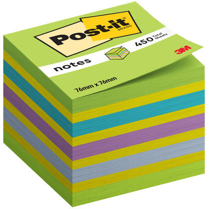 Egy Post-it® Notes kocka, 76 mm x 76 mm, 450 lap/blokk, 100% PEFC a 3M Deutschland GmbH-tól zöld, kék, lila és sárga színekben, címkével, amely tartalmazza a termék részleteit és a márkalogót.