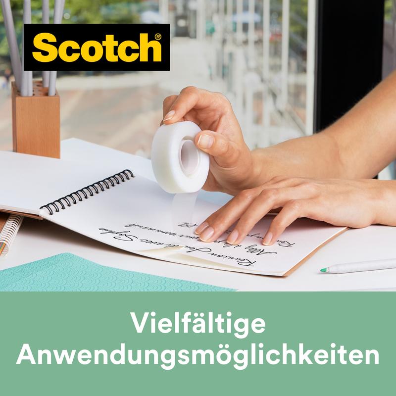 Egy személy Scotch® Magic™ ragasztószalagot használ (19 mm x 33 m, 9 tekercs/csomag, 66% növényi alapú ragasztóval a 3M Deutschland GmbH-tól) az íróasztalon jegyzetfüzettel és tollal. Bal felső sarokban a Scotch logó; alatta: "Sokféle alkalmazási lehetőség.