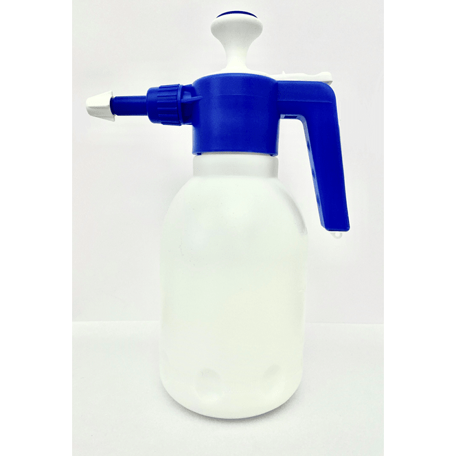 A Dr. Schnell 1,5 literes nyomáspermetező a DR.SCHNELL GmbH & Co. KGaA-tól egy fehér műanyag permetezőflakon kék pumpafogantyúval és fúvókával, ideális tisztítószerként vagy praktikus adagolási segédeszközként precíz tisztítási feladatokhoz.