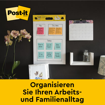 An einer Wand hängt die Post-it® Super Sticky Meeting Chart 559P (63,5 x 76,2 cm) mit neonfarbenen Meeting Notes der 3M Deutschland GmbH, die sich perfekt für die Organisation von Arbeits- und Familienalltag eignet. "Organisieren Sie Ihren Arbeits- und Familienalltag.