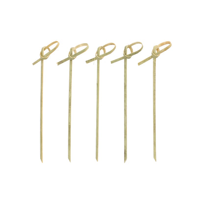 Fünf PAPSTAR 40 Fingerfood - Picker „pure“ der PAPSTAR GmbH, mit geknoteten Schlaufen an der Oberseite, sind vertikal in einer Reihe auf weißem Untergrund angeordnet.