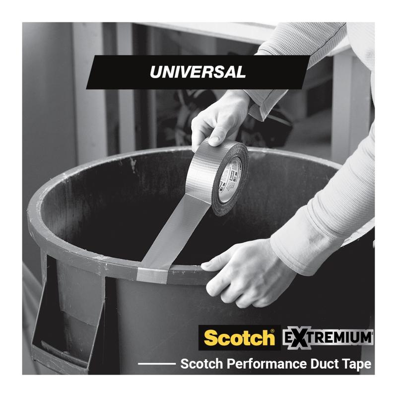 Egy személy Scotch® Extremium™ univerzális ragasztószalagot (3 m x 19 mm) ragaszt egy tekercsről egy nagy fekete szemetes szélére. A képen "UNIVERSAL", "Scotch EXTREMIUM" és a 3M Deutschland GmbH márkaneve látható.