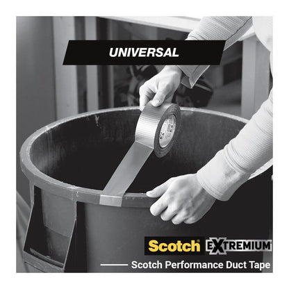 Egy személy Scotch® Extremium™ univerzális ragasztószalagot (3 m x 19 mm) ragaszt egy tekercsről egy nagy fekete szemetes szélére. A képen "UNIVERSAL", "Scotch EXTREMIUM" és a 3M Deutschland GmbH márkaneve látható.