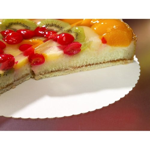 Egy gyümölcsökkel borított torta, amelyből egy darabot eltávolítottak, fekszik egy PAPSTAR 10 tortaalátéten, karton „pure“ kerek a PAPSTAR GmbH-tól, környezetbarát karton aljjal a fenntartható bemutatásért.