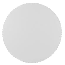 Die PAPSTAR 10 Tortenunterlagen, Pappe „pure“ rund der PAPSTAR GmbH bestechen durch ihre schlichte, runde, weiße Oberfläche mit gewelltem Rand, sind aus umweltfreundlicher Pappe gefertigt und auf weißem Untergrund abgebildet.