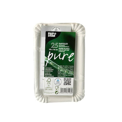 Egy halom kerek, fehér PAPSTAR kartontányér ('pure') csomagolásban tartalmaz 25 környezetbarát egyszer használatos tányért (karton, márka PAPSTAR GmbH) újrahasznosítási szimbólumokkal és zöld felirattal az elülső oldalon.