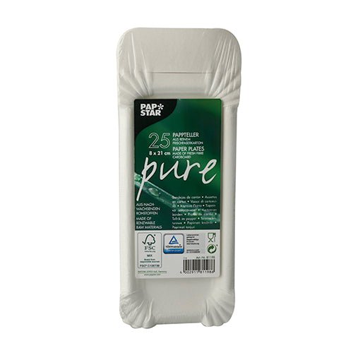 Egy 25 darabos csomag kerek fehér eldobható tányér fenntartható kartonból a PAPSTAR GmbH-tól, „Pure“ sorozat, túlnyomórészt fehér csomagolásban zöld címkével, több nyelven termékadatokkal.