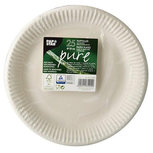 Egy halom 25 kerek fehér kartontányér „pure“ a PAPSTAR GmbH-tól zöld-fehér címkével a közepén, amelyen termékadatok és környezeti információk jelennek meg; a tányéroknak bordázott széle van.