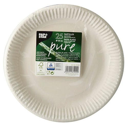 Egy halom 25 kerek fehér kartontányér „pure“ a PAPSTAR GmbH-tól zöld-fehér címkével a közepén, amelyen termékadatok és környezeti információk jelennek meg; a tányéroknak bordázott széle van.