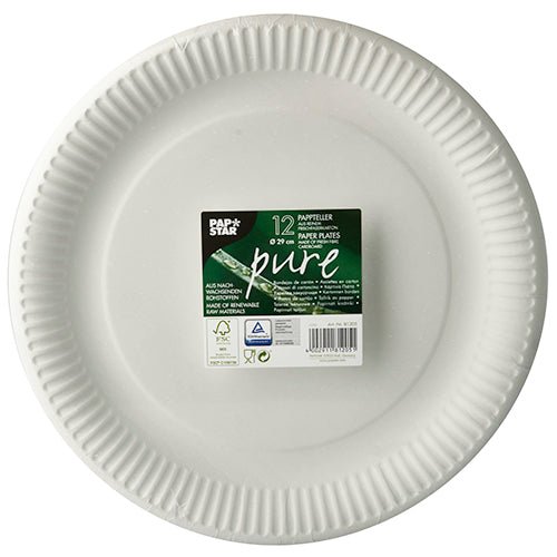 Egy csomag 12 kerek fehér PAPSTAR "pure" eldobható tányér újrahasznosított kartonból, texturált széllel. A felső címke a termék részleteit és a PAPSTAR GmbH márkáját mutatja, hangsúlyozva ezzel a környezetbarát dizájnt.
