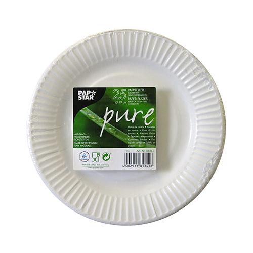 A csomagolásban egy 25 darabos csomag kerek, fehér eldobható kartontányér „pure“ a PAPSTAR GmbH-tól, a középső címkén márka- és termékadatok több nyelven ábrázolva.