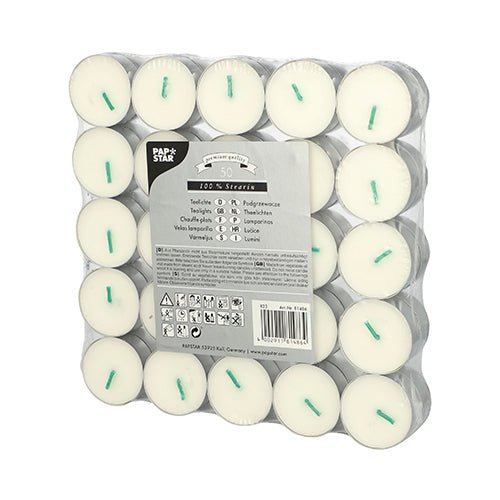 Egy 50 darabos csomag fehér PAPSTAR Tealight gyertyák (100% sztearin, Ø 37,2 mm, 15,5 mm) a PAPSTAR GmbH – öt tízes sorba rendezve, műanyag csomagolásban, az elülső oldalon többnyelvű címkékkel és utasításokkal ellátva.