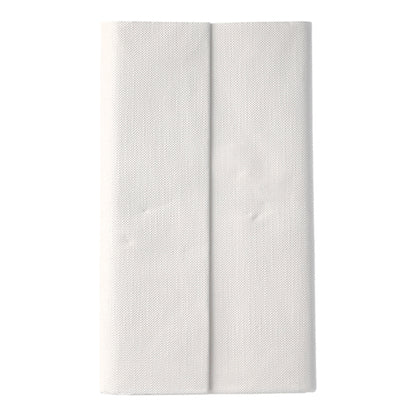 Egy fehér PAPSTAR asztalterítő a ROYAL Collection-ból (120 x 180 cm) a PAPSTAR GmbH-tól két sávban függőlegesen összehajtva van, és egy egyszerű fehér háttérre helyezve, kiemelve annak magas minőségű dizájnját.