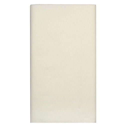 Egy tisztán összehajtogatott, téglalap alakú, krémszínű PAPSTAR szövet asztalterítő, „ROYAL Collection” (120 x 180 cm) a PAPSTAR GmbH-tól, egyszerű fehér háttér előtt bemutatva.
