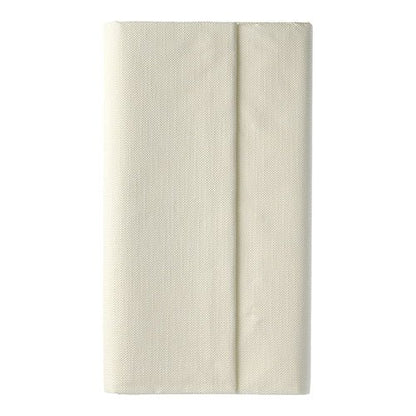 Egy szépen összehajtogatott, krémszínű PAPSTAR asztalterítő a ROYAL-kollekcióból (120 cm x 180 cm, PAPSTAR GmbH) egyszerű fehér háttér előtt.