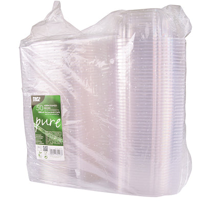 Egy átlátszó műanyag fóliába csomagolt csomag 50 PAPSTAR „pure” üvegtiszta PLA finomság- és salátástállal felnyitható fedéllel, egy zöld-fehér címkével az elején a márkajelzéssel és újrahasznosítási információkkal a PAPSTAR GmbH-tól.