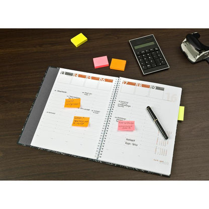 Egy nyitott tervező kézzel írt jegyzetekkel és különböző neon színű Post-it® jegyzetlapokkal (38 mm x 51 mm, 100 lap/blokk, 3 blokk/csomag, 100% PEFC) a 3M Deutschland GmbH-tól egy fából készült asztalon tollal, számológéppel és ragasztószalag adagolóval.