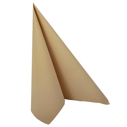 Egyetlen PAPSTAR 50 darabos "ROYAL Collection" 1/4-hajtás 40 x 40 cm homokszínű szalvéta a PAPSTAR GmbH-tól álló, háromszög formában, egyszerű fehér háttér előtt hajtva.