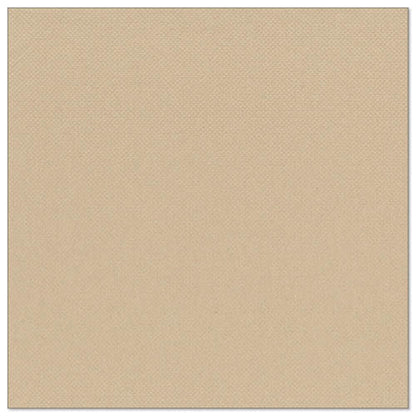 Egy négyzet alakú, enyhén texturált homokszínű szalvéta a PAPSTAR 50 darabos "ROYAL Collection" (1/4 hajtás, 40 x 40 cm) készletből a PAPSTAR GmbH-tól, fehér háttéren ábrázolva.