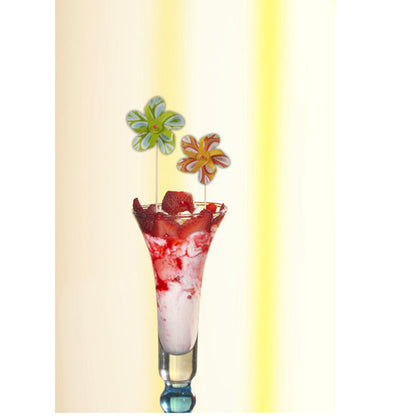 Egy magas pohár rózsaszín-fehér desszertet tartalmaz, amelyet eperöntet és egy PAPSTAR dekorációs pálca "Szélmalom" (17,5 cm, színben válogatott) koronáz meg, amely játékosan gazdagítja a parti dekorációt. A PAPSTAR GmbH szettje 50 pálcát tartalmaz egy papírtálcában.