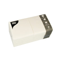 Ein Stapel PAPSTAR 200 Servietten, 3-lagig, 1/4-Falz, 24x24 cm der PAPSTAR GmbH, mit Produktinformationen wie Serviettengröße und Menge auf der Verpackung.