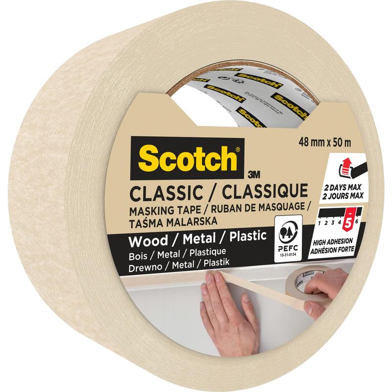 Egy tekercs Scotch® Classic maszkolószalag (48 mm x 50 m) a 3M Deutschland GmbH-tól, 70%-ban PEFC tanúsítvánnyal (SGSCH-COC-110078). Ideális fa, fém és műanyag maszkolására; a csomagoláson talál útmutatást az alkalmazásra vonatkozóan.
