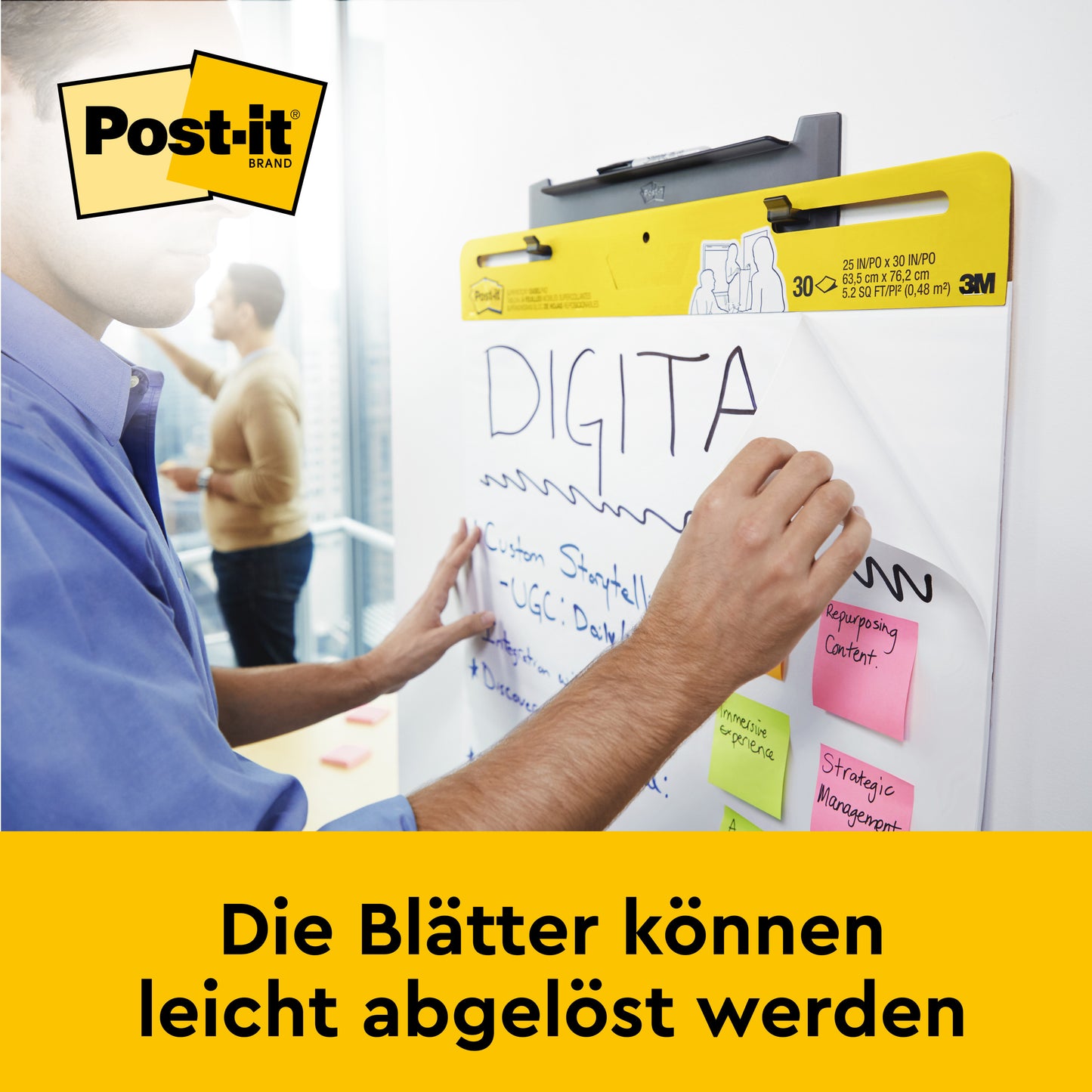 Eine Person schreibt mit einem Marker auf ein 3M Deutschland GmbH Post-it® Super Sticky selbsthaftendes Meeting Chart/Flipchart 559P, Weiß (63,5 x 76,2 cm), das mit neonfarbenen Post-it® Meeting Notes verziert ist; der Text lautet: "Die Blätter können leicht abgelöst werden.