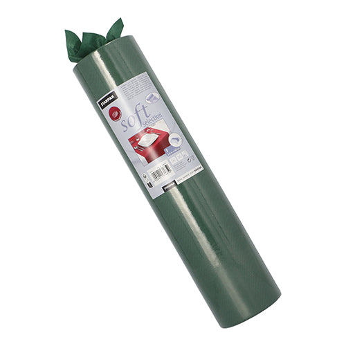 Egy feltekert zöld Starpak asztali futó, anyagszerű textil „soft selection“ (24 m x 40 cm), termékinformációkkal és egy piros autóképpel ellátott címkével, hengeres csomagolásban, felül kissé kilógó anyaggal.
