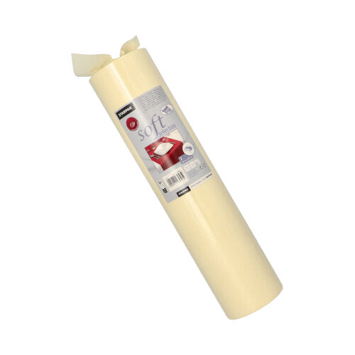 Fehér alapon egy feltekert Starpak asztali futó, anyagszerű textil „soft selection“ (24 m x 40 cm), márkajelzéssel, használati utasítással és vonalkóddal ellátott címkével ábrázolva.