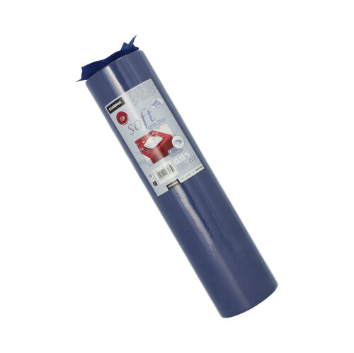 Egy feltekert Starpak asztali futó, anyagszerű textil „soft selection“ (24 m x 40 cm), címkével ellátva, fehér háttér előtt ábrázolva, kiemelve puha és sokoldalú megjelenését.