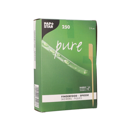 Egy zöld doboz "PAPSTAR 250 Fingerfood-nyárs pure" a PAPSTAR GmbH-tól 250 bambusz-nyársat (9 cm) tartalmaz, ideális fingerfoodhoz és partibüfékhez. A csomagoláson egy nyárskép látható.