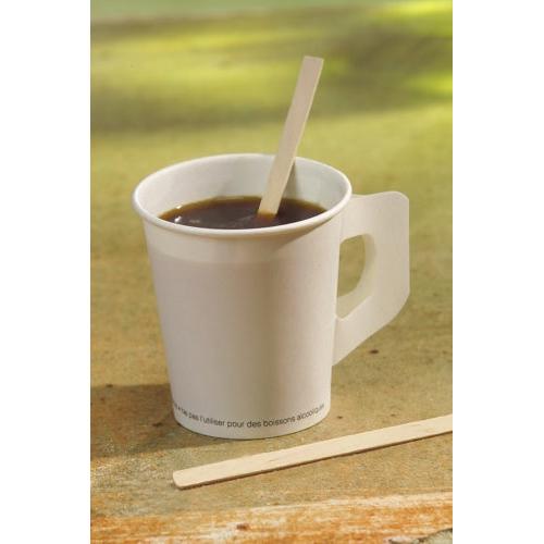 Egy fehér papírpohár lapos füllel kávét tartalmaz, benne egy PAPSTAR keverőpálca FSC®-tanúsítvánnyal rendelkező fából, 17,8 cm "pure" (a PAPSTAR GmbH-tól). Egy másik keverőpálca a csésze mellett pihen.