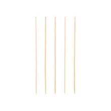 Öt PAPSTAR Fingerfood-picker "pure", 15 cm, elegánsan esztergált, függőlegesen fehér háttér előtt elrendezve. A PAPSTAR GmbH fa nyársai hegyes véggel és lekerekített fejjel rendelkeznek - tökéletesek cateringhez.