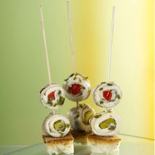 Három feltekert halfilé-nyárs áll függőlegesen kenyérkockákon, bemutatva mint PAPSTAR Fingerfood-picker "pure" 15 cm (esztergált, elegáns) a PAPSTAR GmbH-tól - ideális stílusos catering eseményekhez.