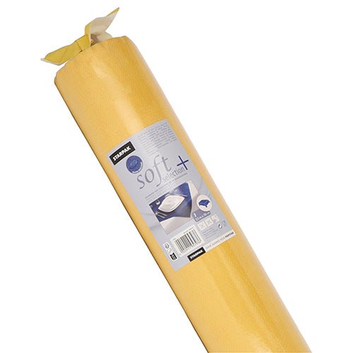 Egy feltekert Starpak asztalterítő, szövethez hasonló, "soft selection plus" vlies termékcímkével, Starpak márkával, használati útmutatóval és egy fotóval, amely hasonló kényelmet biztosít, mint egy szövethez hasonló matracvédő.