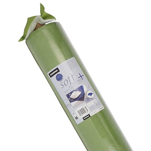 Egy tekercs Starpak asztalterítő, szövethez hasonló, "soft selection plus" vlies fehér címkével, márkanevű, használati ábrákkal és egy betét fotójával, amely tartós asztalterítőként használható konyhai eszközök alatt.