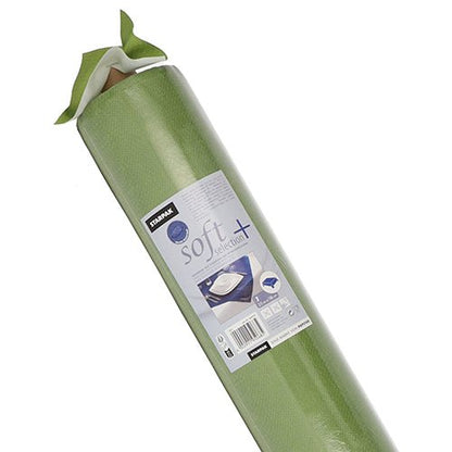 Egy tekercs Starpak asztalterítő, szövethez hasonló, "soft selection plus" vlies fehér címkével, márkanevű, használati ábrákkal és egy betét fotójával, amely tartós asztalterítőként használható konyhai eszközök alatt.