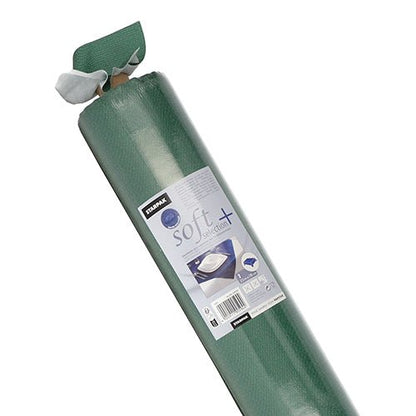 Egy zöld tekercs Starpak asztalterítő, szövethez hasonló, "soft selection plus" vlies, ideális tartós asztalterítőként, termékcímkével és egy fehér anyagból felülről lehúzott kis darabbal, fehér háttérrel fényképezve.