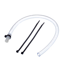 Ein klarer Schlauch mit einem schwarzen Shampooreduzierventil der Diversey Deutschland GmbH & Co. OHG und zwei schwarzen Kabelbindern auf weißem Grund - ideal, um den Shampooverbrauch zu reduzieren und die Nachhaltigkeit zu unterstützen.