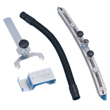 Vier Komponenten für den Fixomat für TASKI vacumat 44T von Diversey Deutschland GmbH & Co. OHG, darunter ein flexibler Schlauch, eine gebogene Stange mit Noppen, eine Halterung und ein flaches Stück, sind übersichtlich auf einem weißen Hintergrund angeordnet.