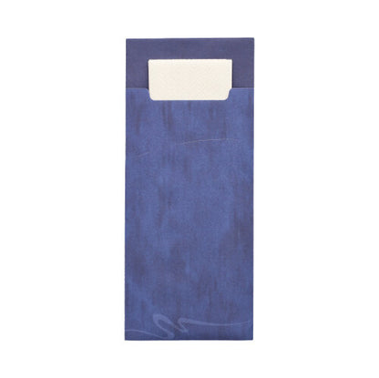 Egy fehér szalvéta részben be van tolva egy PAPSTAR 520 evőeszköztartóba (20 x 8,5 cm, 2-rétegű, 33 x 33 cm) diszkrét mintázatú anyagból a PAPSTAR GmbH márkától.