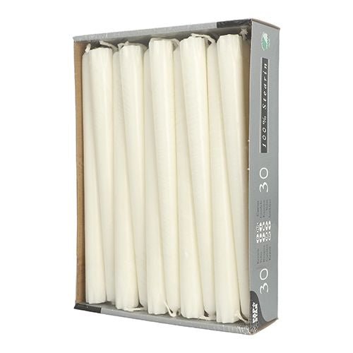 Egy téglalap alakú kartontálca a PAPSTAR GmbH-tól 30 fehér gyertyát (24 cm, Ø 2,2 cm, 100% sztearint) tartalmaz függőleges elrendezésben; a részben nyitott csomagolás mutatja a gyertyákat és egy szürke oldalfalat szöveggel és ikonokkal.