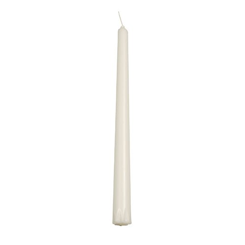 Egyetlen meggyújtatlan PAPSTAR gyertya (24 cm, Ø 2,2 cm, fehér, 100% sztearint) a 30 darabos kartontálcából egy fehér háttér előtt áll függőlegesen. Hosszú égési idejéről ismert. Márka: PAPSTAR GmbH.