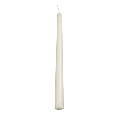 Egyetlen meggyújtatlan PAPSTAR gyertya (24 cm, Ø 2,2 cm, fehér, 100% sztearint) a 30 darabos kartontálcából egy fehér háttér előtt áll függőlegesen. Hosszú égési idejéről ismert. Márka: PAPSTAR GmbH.