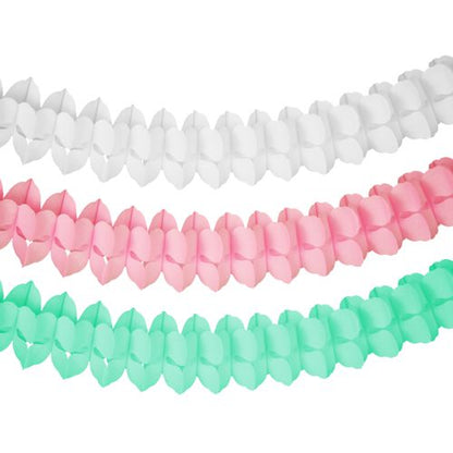 A PAPSTAR GmbH papír girland (Ø 16 cm), színesen válogatott "Pasztell", fehér, rózsaszín és mentazöld színekben jelenik meg, hajtogatott geometriai mintával - stílusos választás pasztellszínű parti dekorációhoz.