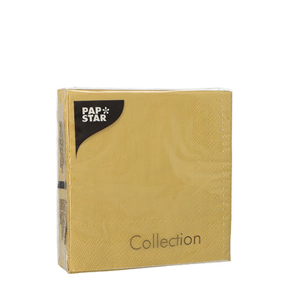 Egy lezárt csomag 20 PAPSTAR szalvétával (25x25 cm, 3 rétegű, 1/4 hajtás) a PAPSTAR GmbH-tól, fehér háttér előtt áll - ideális egy stílusos asztali dekorációhoz.